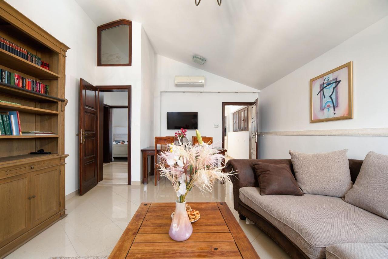 Luxury Apartments Perko Kastela Bagian luar foto