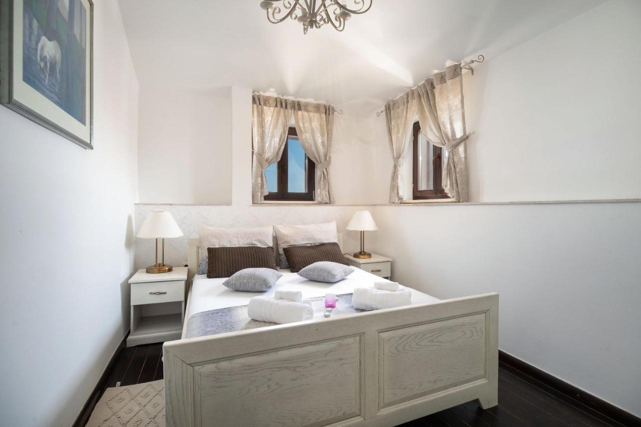 Luxury Apartments Perko Kastela Bagian luar foto